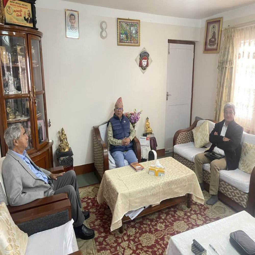 माधव नेपाललाई भेट्न  नेपाल निवास कोटेश्वर पुगे देउवा