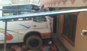 बाँसडोलबाट बनेपा आउँदै गरेको बस दुर्घटना