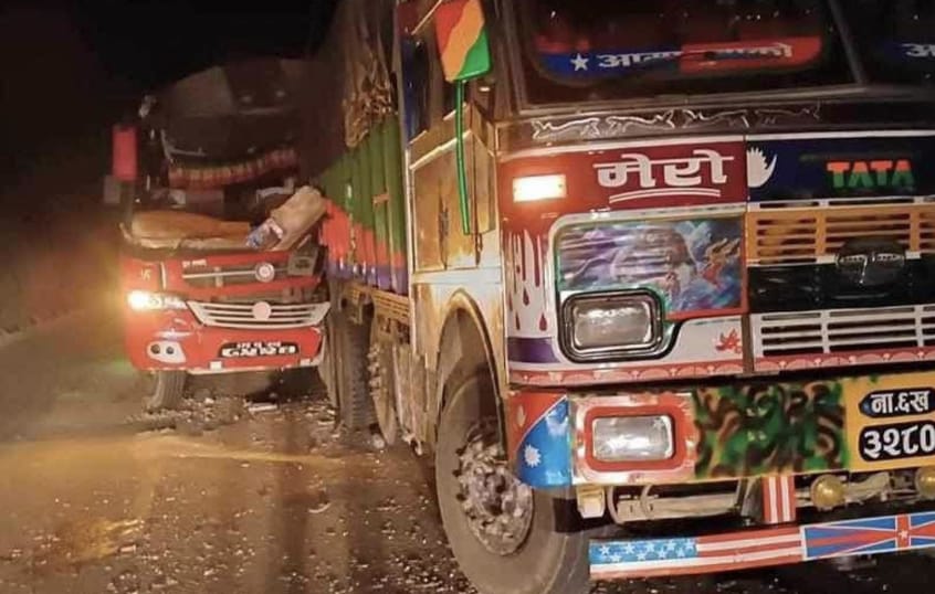 बस रोकिराखेको ट्रकमा ठोक्किँदा १ जनाको मृत्यु