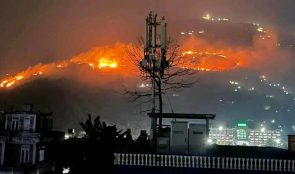 पोखराको काहुँ डाँडामा भीषण आगलागी