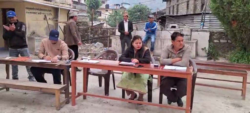 इलाममा मतदान केन्द्रभित्रै नक्कली मतदान, प्रहरीले जफत गर्‍यो सामग्री