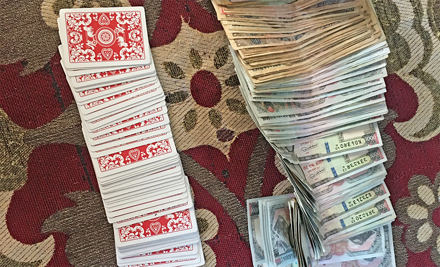 जुवा खेलिरहेका १३ जना पक्राउ