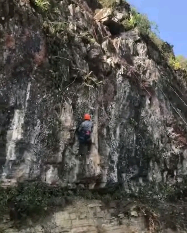 रक क्लाइम्बिङ गर्ने क्रममा खसेर मृत्यु
