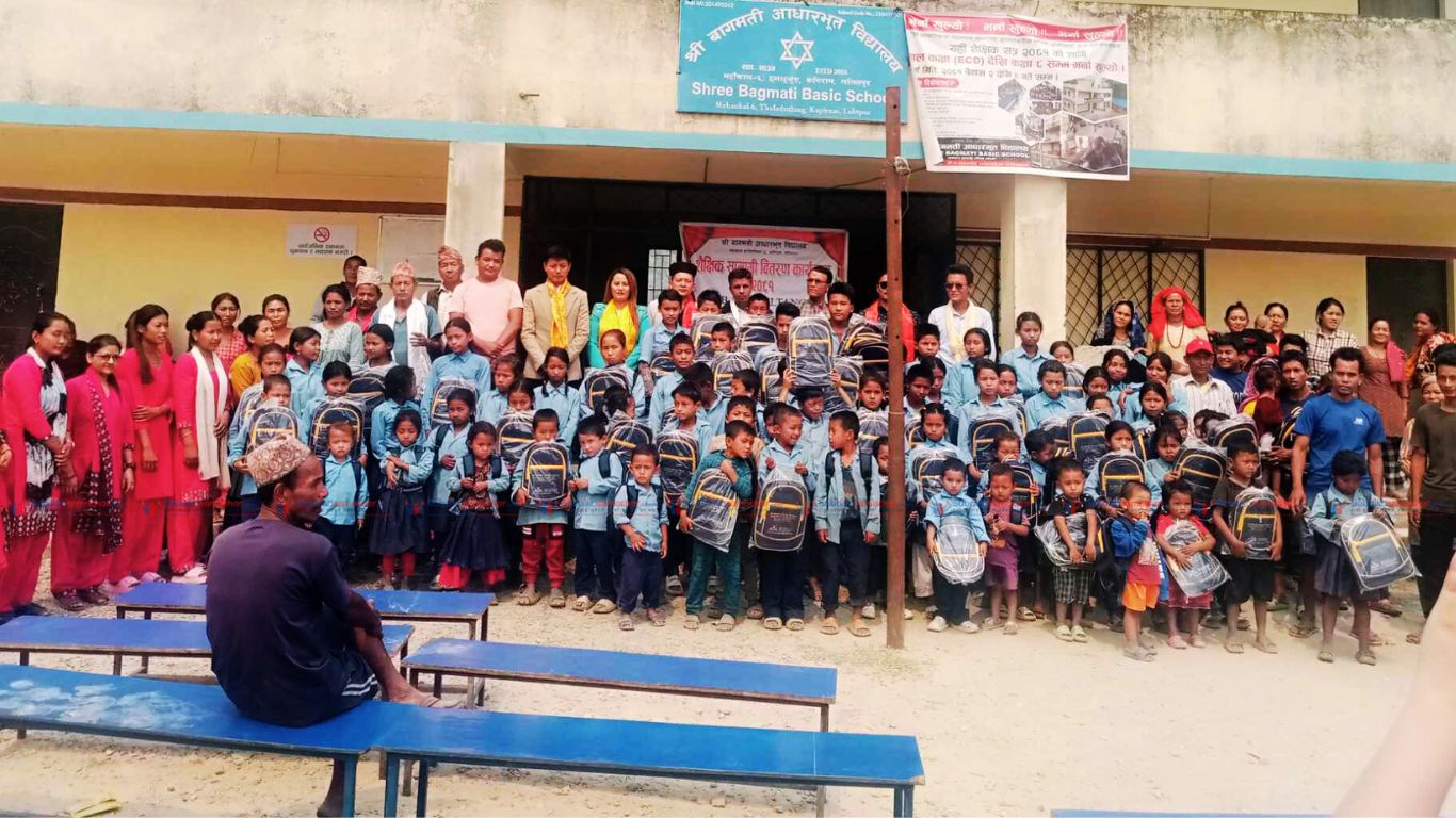 १०० भन्द माथि बालबालिकालाई शैक्षिक सामाग्री वितरण