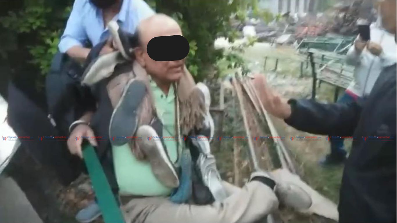 काठमाडौँमै हात बाँधेर पूर्व डिएसपीलाई जुत्ताको माला लगाएर भिडियो खिचियो ( भिडियो सहित)