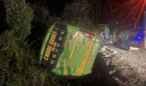 बस दुर्घटनामा परी ८ जना घाइते