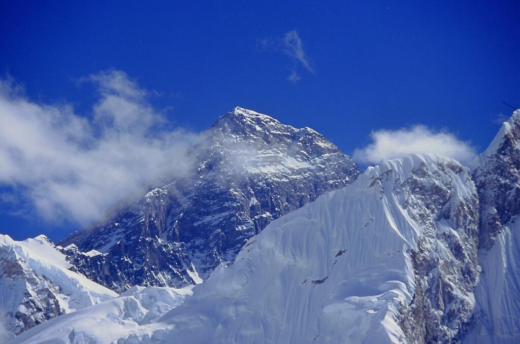 सगरमाथा आरोहण गरेर फर्कने क्रममा एक बेलायती र नेपाली आरोही बेपत्ता