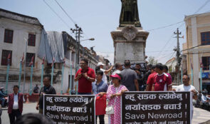 न्युरोडमा फुटपाथ विस्तार विरोधमा स्थानीयको प्रदर्शन 