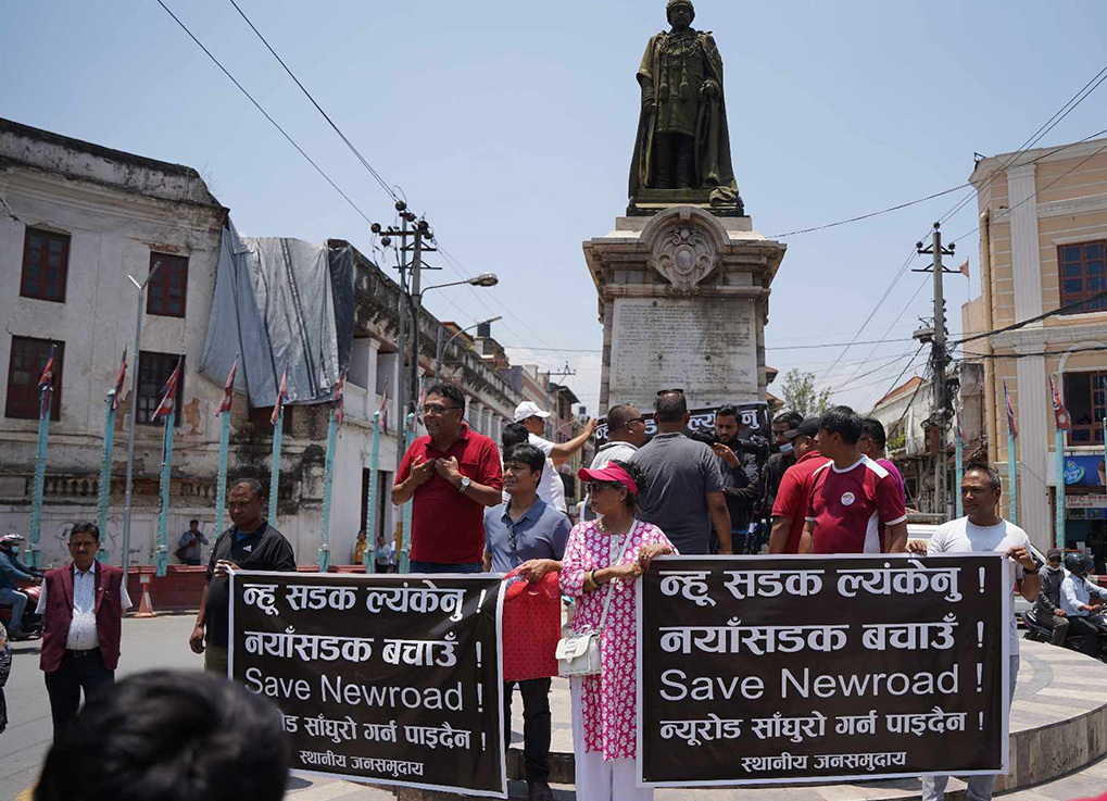 न्युरोडमा फुटपाथ विस्तार विरोधमा स्थानीयको प्रदर्शन 