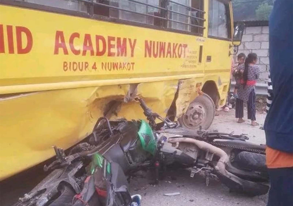 स्कुल बस र मोटरसाइकल ठोक्किँदा २ को मृत्यु, २ जना घाइते