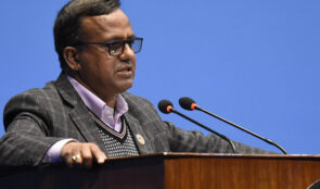 चुनावमा सबै दिने भनेर आउँछौं तर सांसद भएपछि माग्ने जस्तो हुन्छौं :  बद्रीप्रसाद पाण्डे
