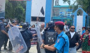पोखराका सहकारी पीडितले देखाए प्रधानमन्त्री प्रचण्डलाई कालो झण्डा