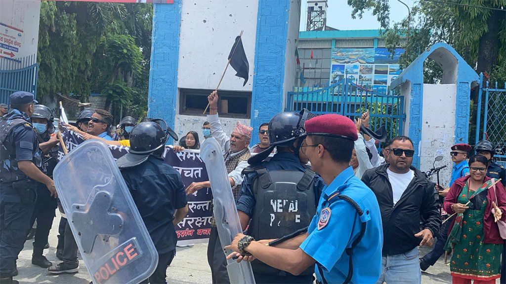 पोखराका सहकारी पीडितले देखाए प्रधानमन्त्री प्रचण्डलाई कालो झण्डा