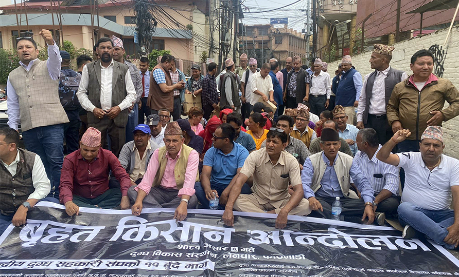 दुग्ध किसान सडकमा