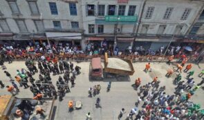 पिच रोक्न महानगर प्रहरी न्युरोड पुगेपछि विवाद  