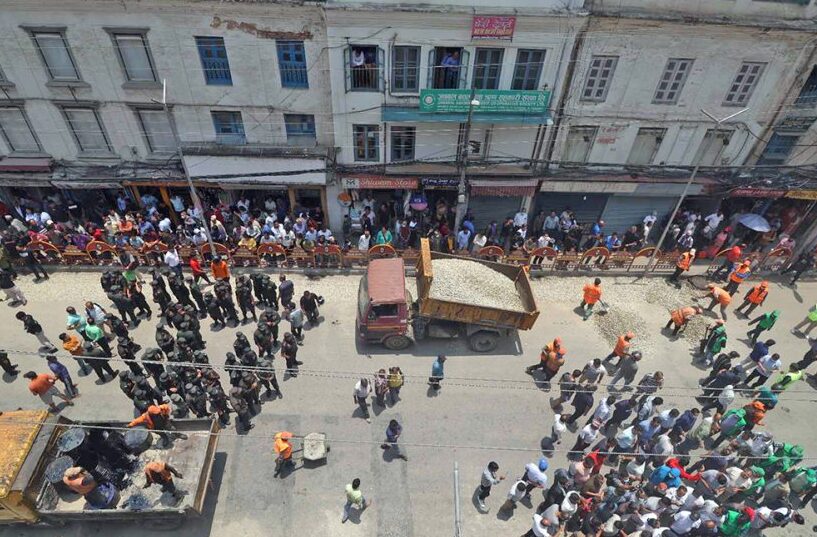 पिच रोक्न महानगर प्रहरी न्युरोड पुगेपछि विवाद  