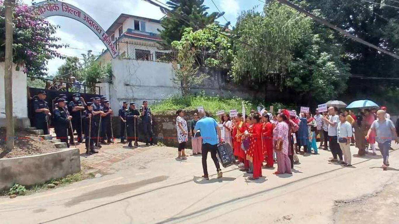 काभ्रे जिल्ला आदालत अघि नाराबाजी , फरार ब्यक्ति पक्राउ गर्न दवाब