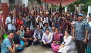 जनप्रतिनिधिहरु लौरो र छाता बोकेर जनताको घर घरमै