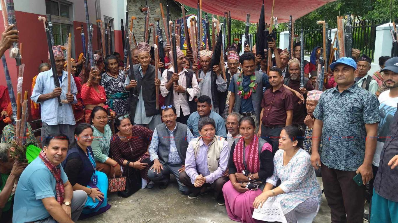 जनप्रतिनिधिहरु लौरो र छाता बोकेर जनताको घर घरमै