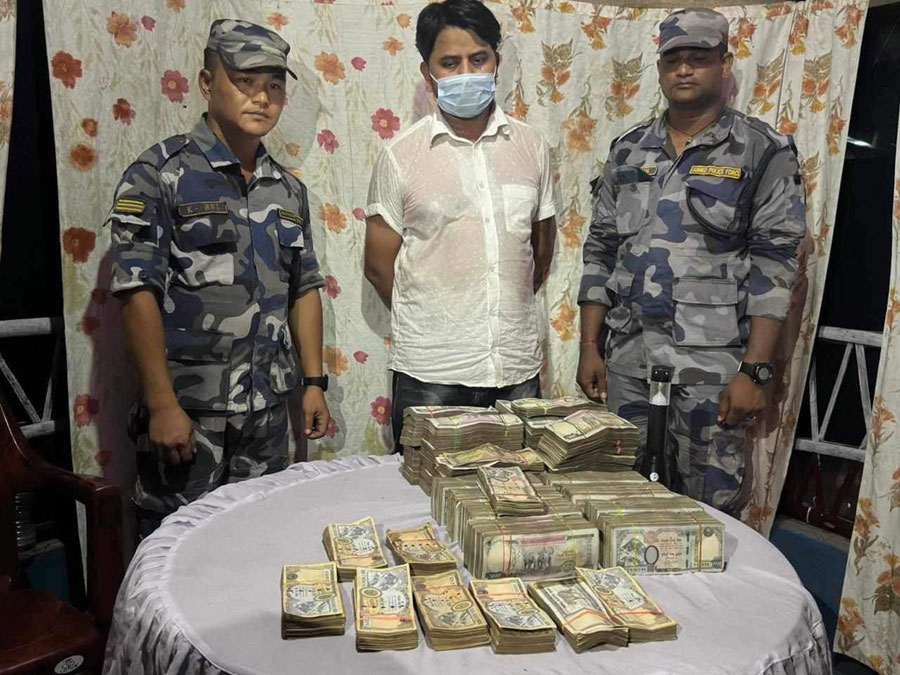 स्रोत नखुलेको १ करोड रुपैयाँसहित  एकजना पक्राउ