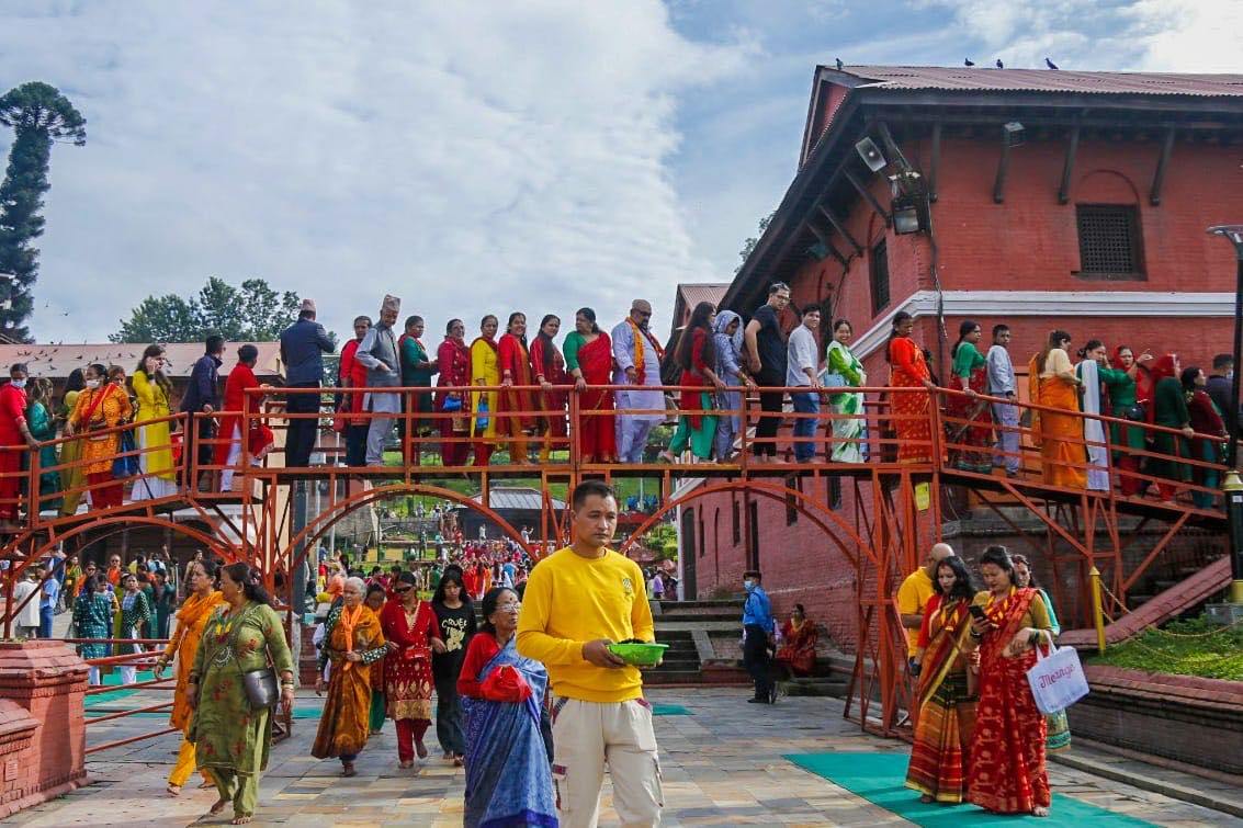 साउनको दोस्रो सोमबार पशुपतिनाथ सहित मुलुकभरका शिवालयमा दर्शनार्थीको घुइँचो