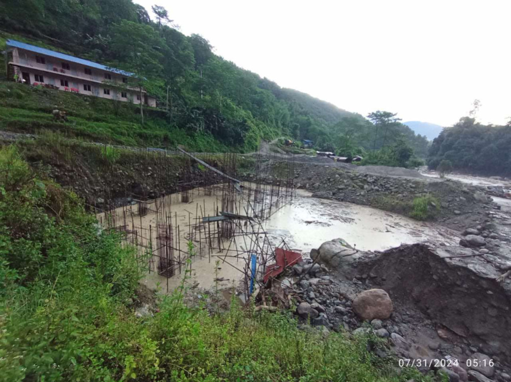 वर्षाका कारण आएको बाढीले जलविद्युत् आयोजनाका दुई मजदुर बेपत्ता
