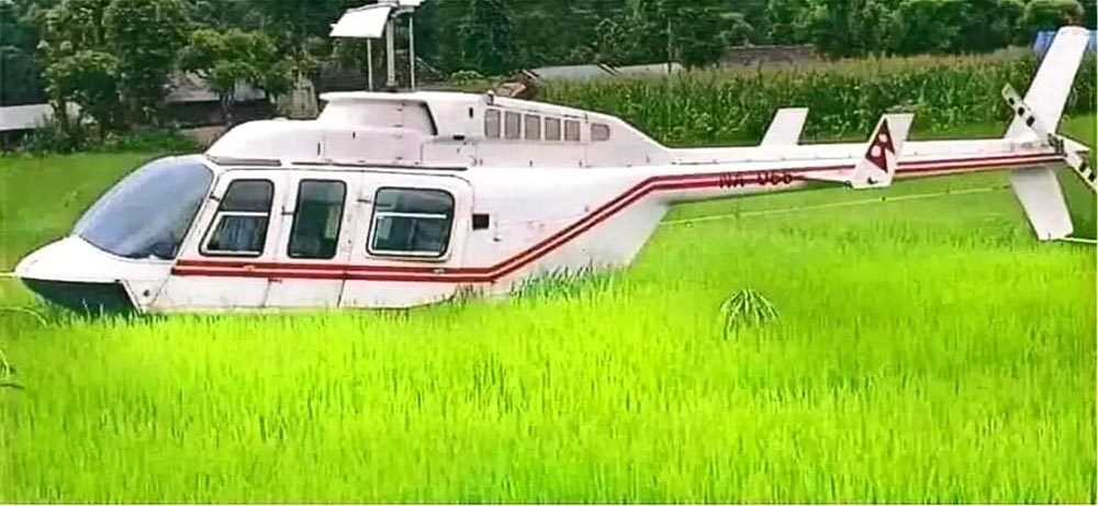 बिरामी बोकेर उडेको हेलिकोप्टर खेतमै आकस्मिक अवरतण