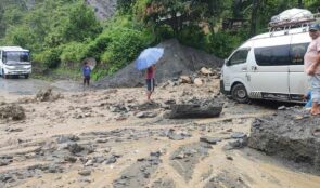 लेदो सहितको बाढीले बि.पि. राजमार्ग अबरुद्ध