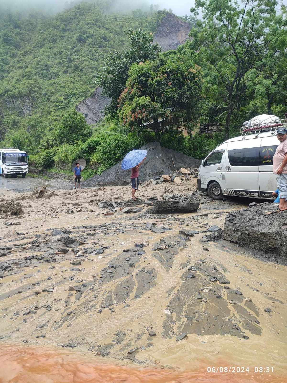 लेदो सहितको बाढीले बि.पि. राजमार्ग अबरुद्ध