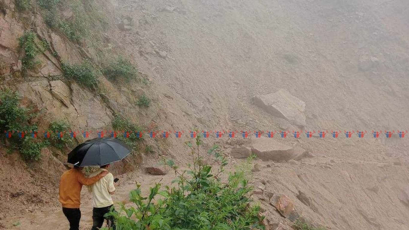 अविरल वर्षाका कारण डाडापारी क्षेत्र जाने सडक अबरुद्ध