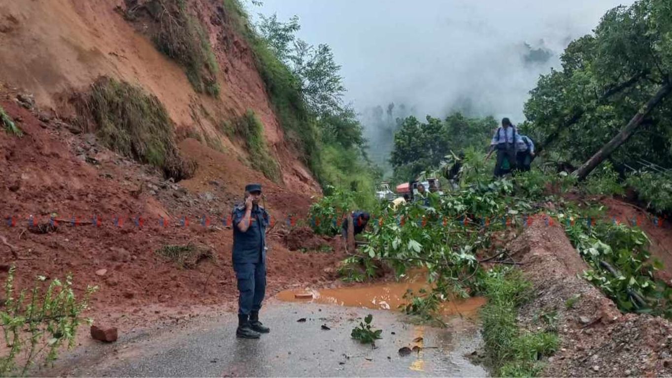 पहिरोका कारण अरनिको र मेलम्ची जाने सडक अबरुद्ध , सवारी आवाज जावत ठप्प