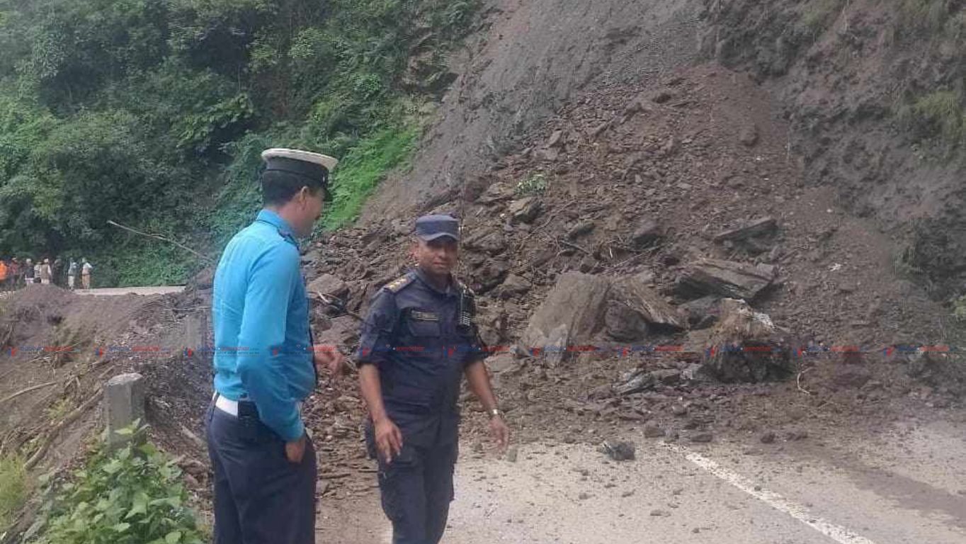 लेदो सहितको पहिरोले अरनिको राजमार्ग दुईतर्फी नै अबरुद्ध
