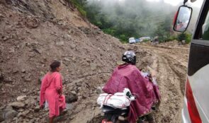 अरनिको राजमार्ग पहिरो र हिलाम्मे सडकले सदैब यात्रुलाई सास्ती, २ दिन मालबहाक सवारी चलाउन नपाउने