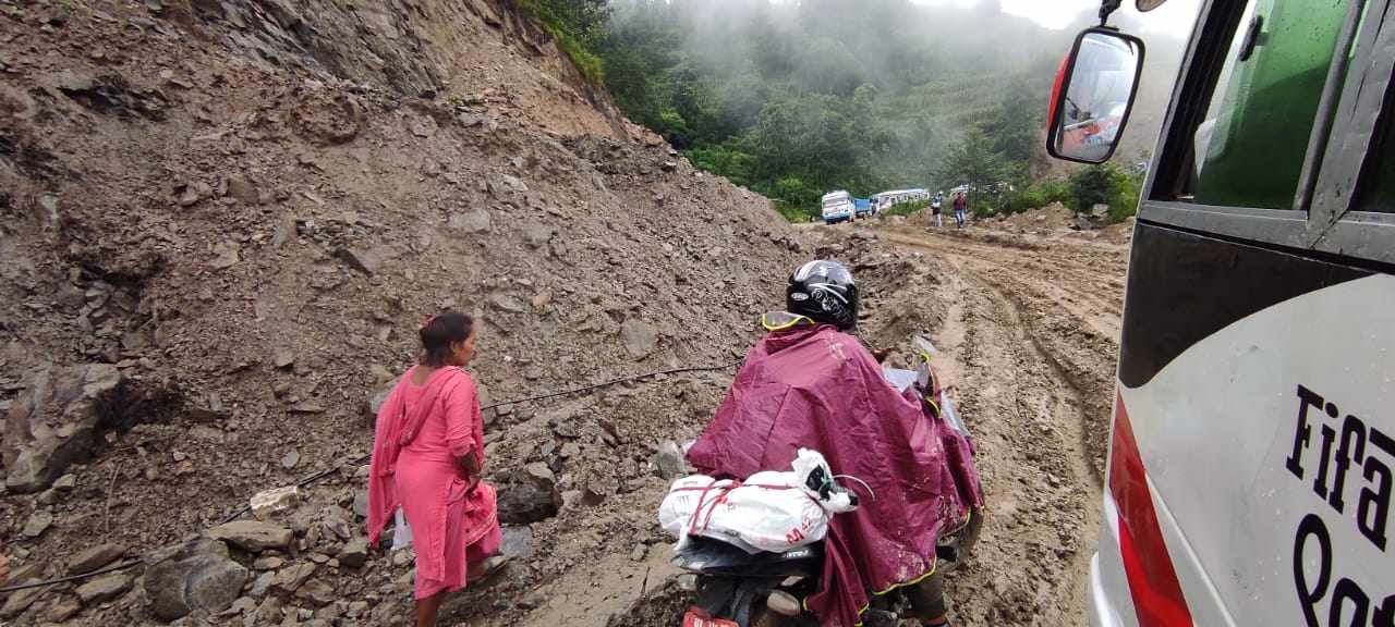 अरनिको राजमार्ग पहिरो र हिलाम्मे सडकले सदैब यात्रुलाई सास्ती, २ दिन मालबहाक सवारी चलाउन नपाउने