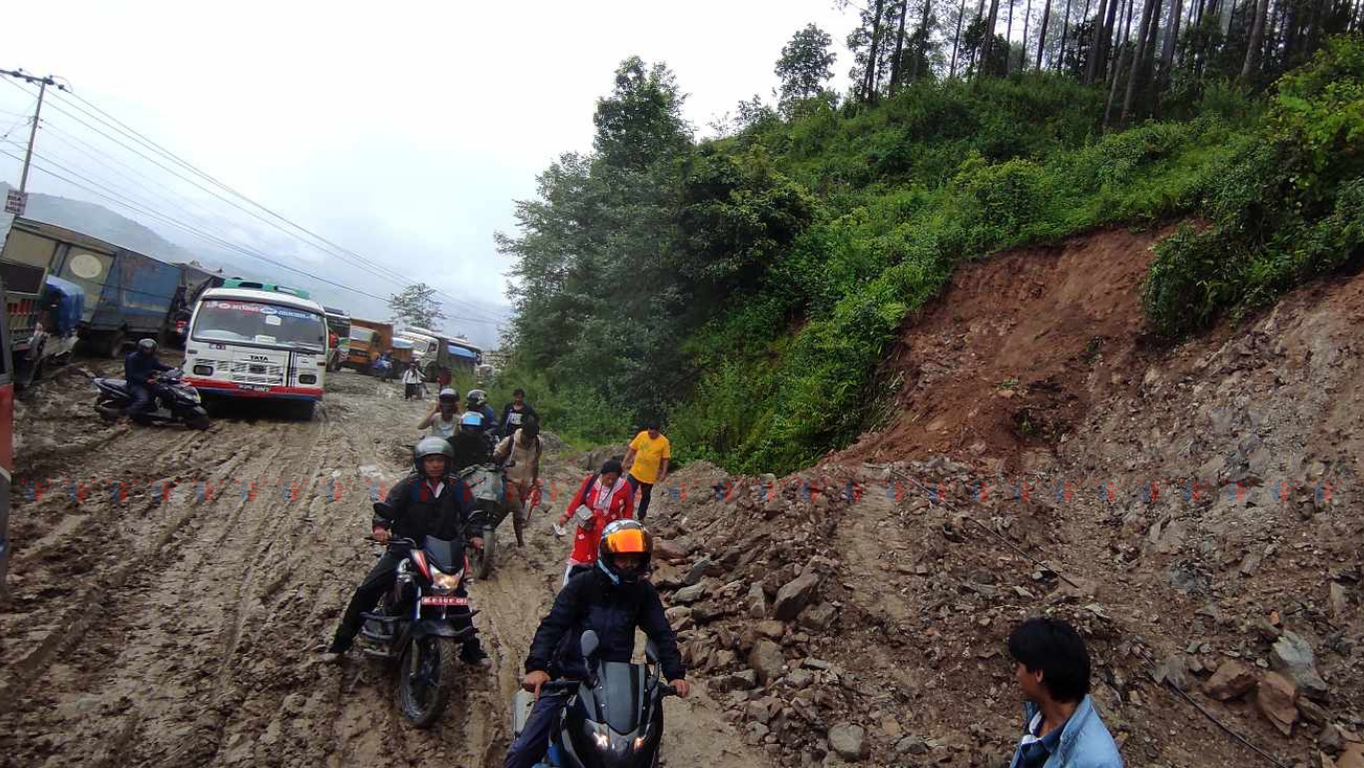 हिजो रातिदेखि अवरुद्ध अरनिको राजमार्ग सडक एकतर्फी खुल्यो, अझै पनि यात्रुहरुलाइ सस्थी