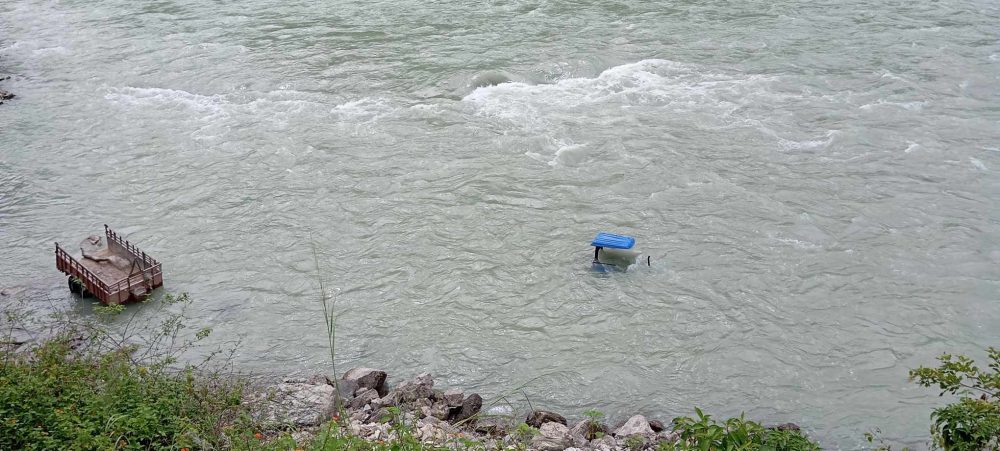 सेती नदीमा ट्याक्टर खस्दा ३ जना घाइते, २ बेपत्ता