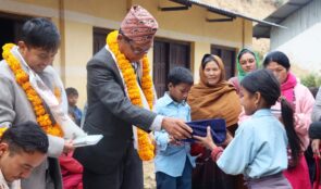 पहिरोले क्षतिग्रस्त विद्या विकास प्रावि रोशीका बालबालिकामाझ सुर्यलालको पहिलो राहत: सुईटर र स्टेशनरी