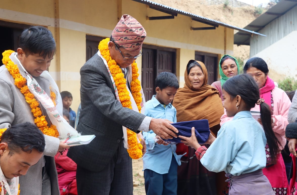 पहिरोले क्षतिग्रस्त विद्या विकास प्रावि रोशीका बालबालिकामाझ सुर्यलालको पहिलो राहत: सुईटर र स्टेशनरी