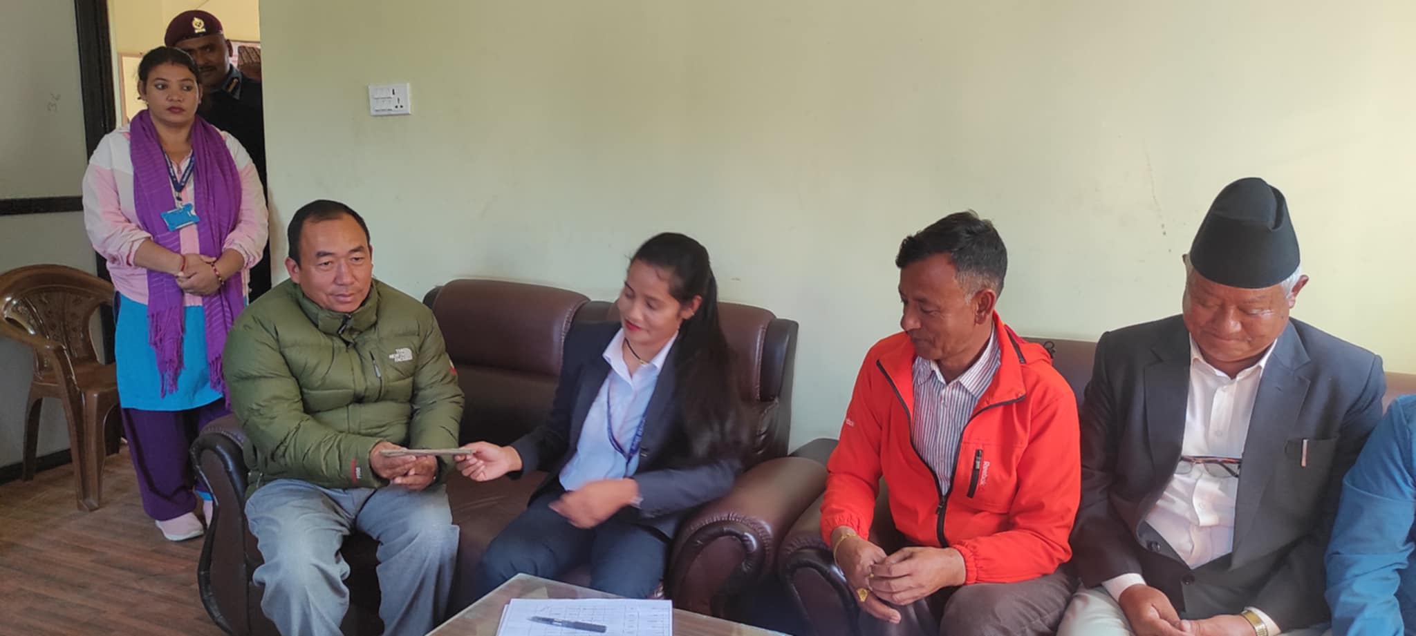काभ्रेमा बाढी पहिरोले आवास गुमाएका परिवारलाई रकम हस्तान्तरण सुरु