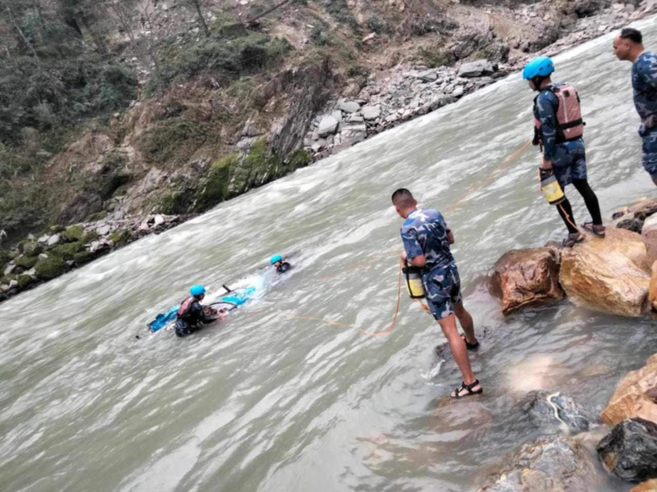 त्रिशूलीमा खस्यो ट्रक