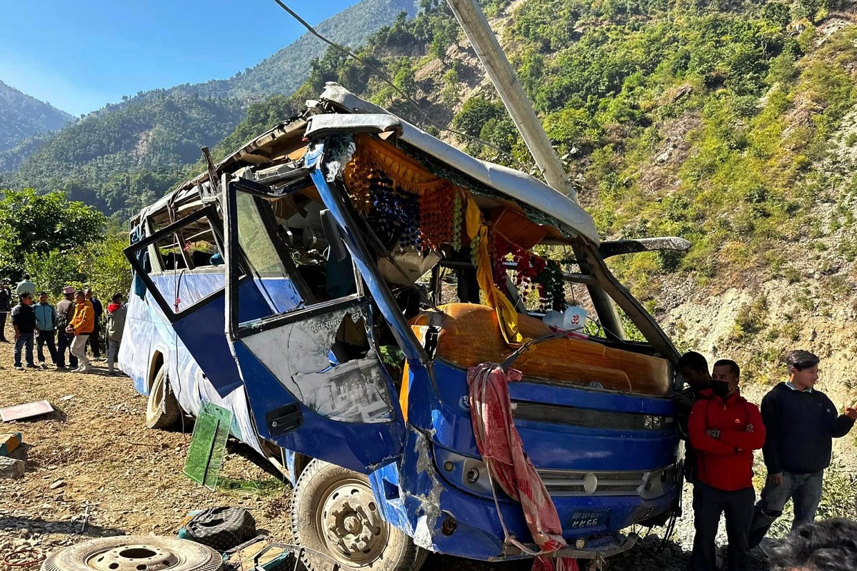 यात्रुवाहक बस दुर्घटना, कम्तीमा ९ जना घाइते