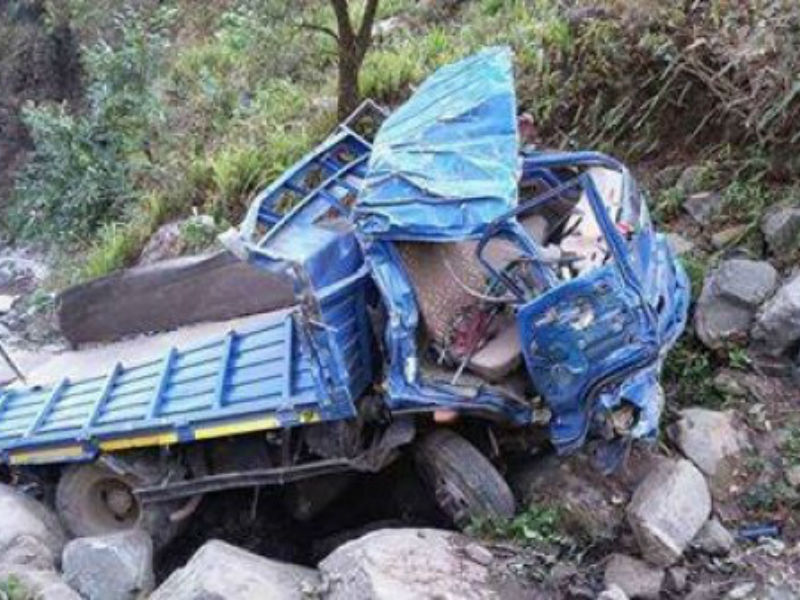 ट्रक दुर्घटनामा बुवाको मृत्यु, दुई छोरा घाइते