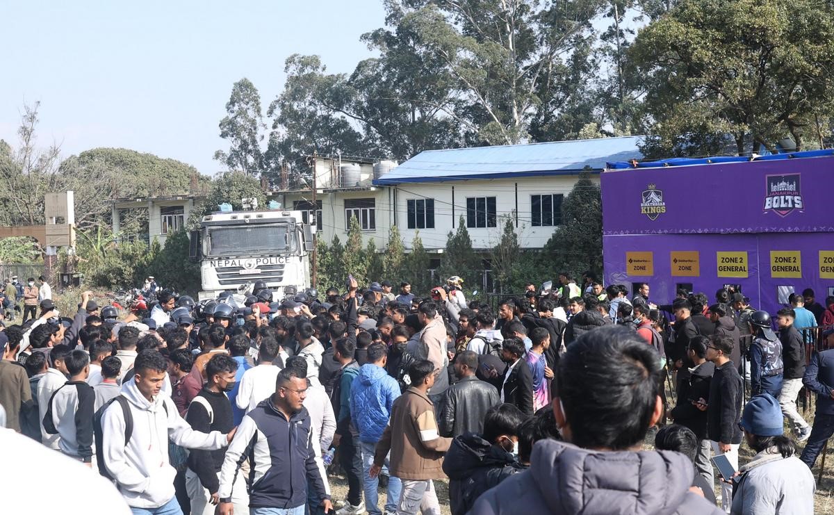 क्रिकेट मैदानमा च्यापिएर २ प्रहरीसहित ७ जना घाइते