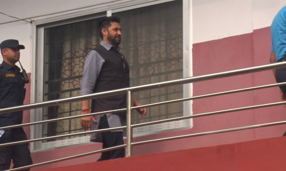 इजलासमा रवि- देशभरि मुद्दा हालेर हैरान गरियाे श्रीमान !
