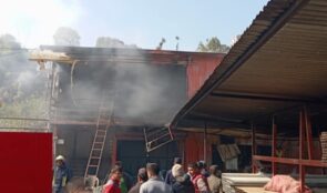 धुलिखेलमा तारजाली बनाउने कारखानामा आगलागी