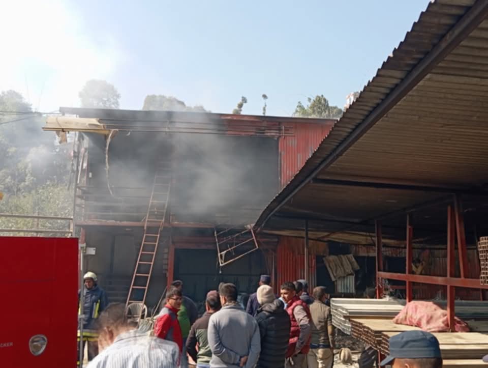 धुलिखेलमा तारजाली बनाउने कारखानामा आगलागी