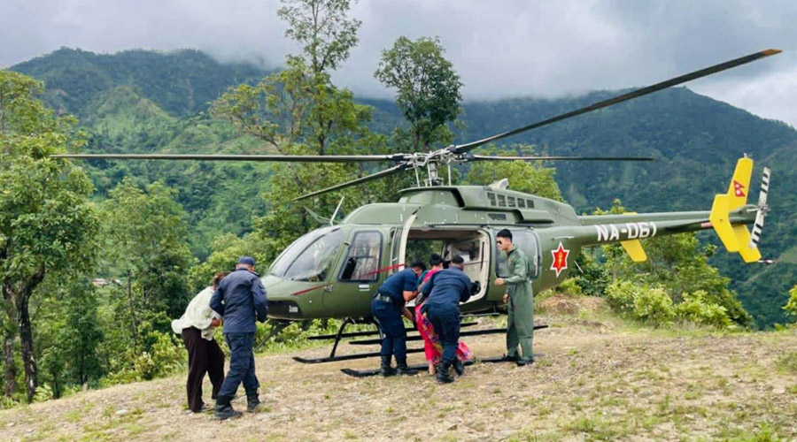 महाभारत बाट गर्भवती महिलाको सेनाको हेलि बाट उद्दार