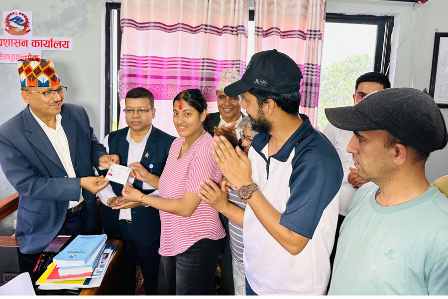 १४ वर्षदेखि अभिभावकविहीन स्वस्तिकाकालाई बुवाले बनाइदिए नागरिकता