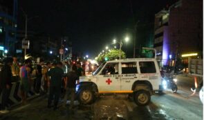 गुडिरहेको एम्बुलेन्सको टायर पड्कियो, चालक घाइते