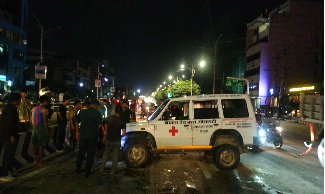 गुडिरहेको एम्बुलेन्सको टायर पड्कियो, चालक घाइते
